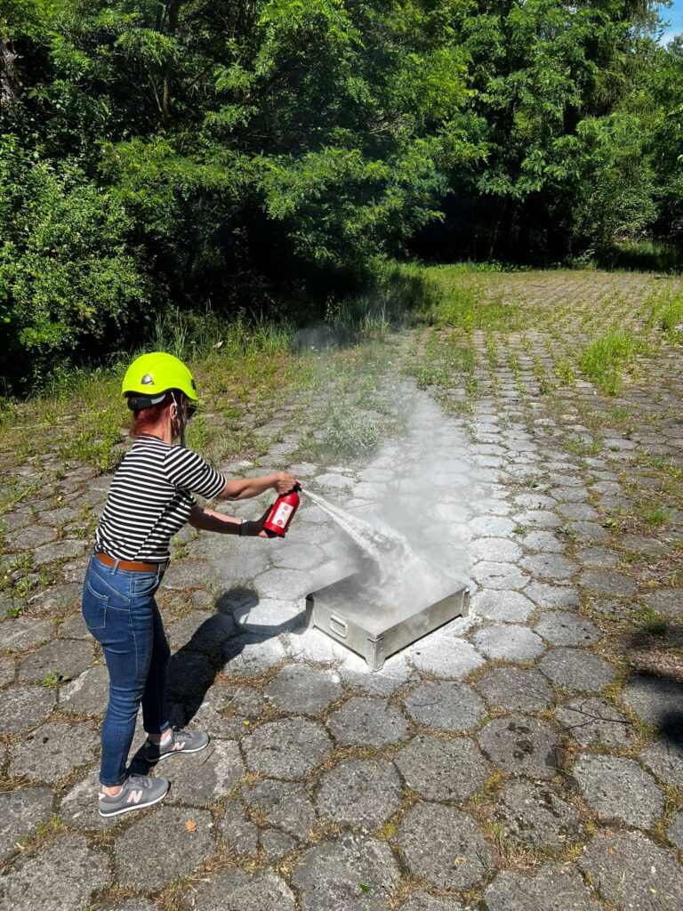 Gaszenie pożaru na tacy gaśniczej